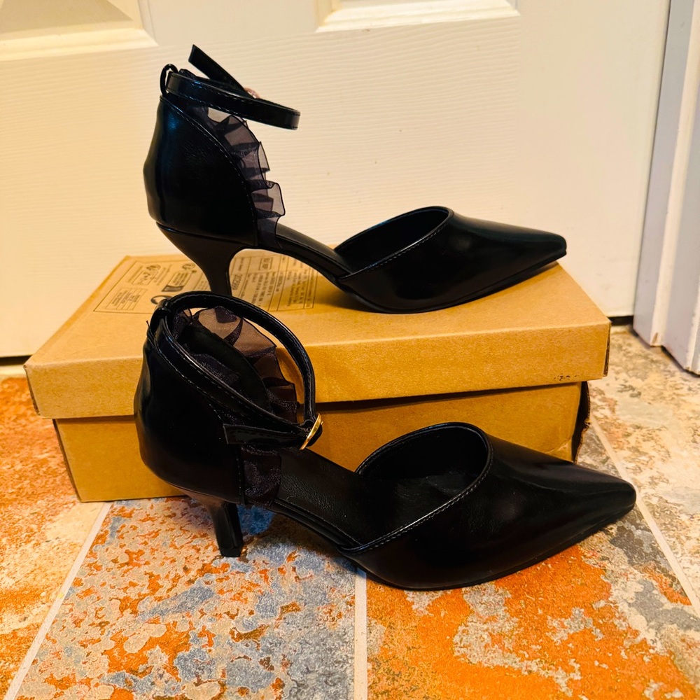 🎩NWB!!! Fabulous Black Patent Lace Heel Elegant Women's Ankle Strap Heels!